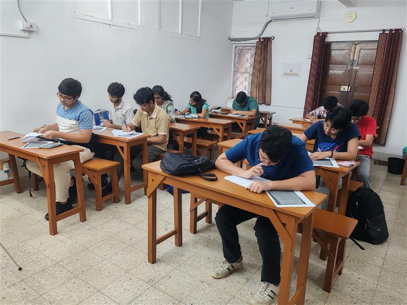 Best Physics Tuition in Kolkata: Why Quark Centre Is the Right Choice for JEE, NEET & Board Exam Success